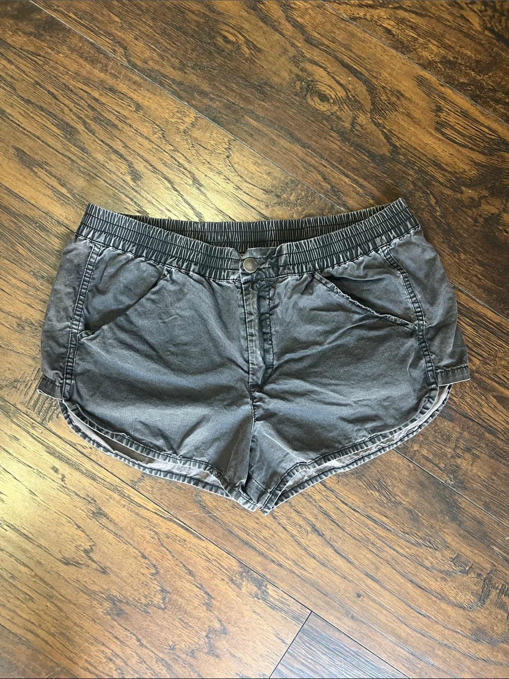 RVCA woman’s elastic waist button zip short shorts size S
